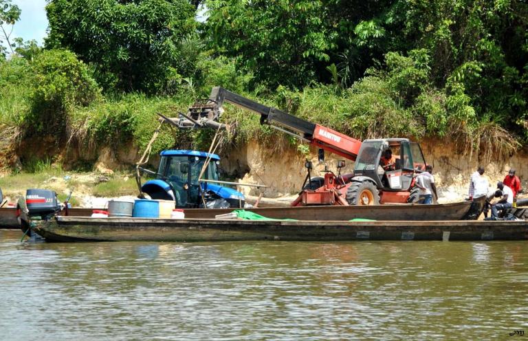 Arrivée d'un nouveau tracteur à Grand Santi