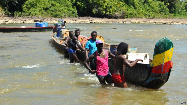 Embouteillage à Coumarou Nian Nian, saison sèche 2012