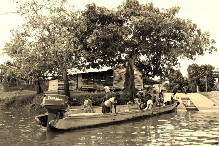 Pirogue scolaire, Monfina