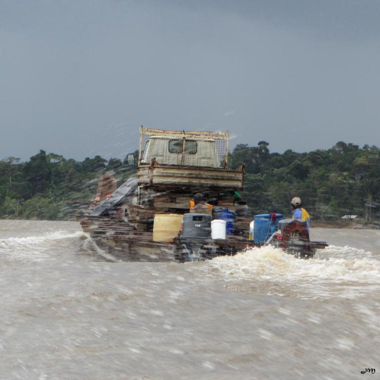 Transport poids lourd, en saison des pluies