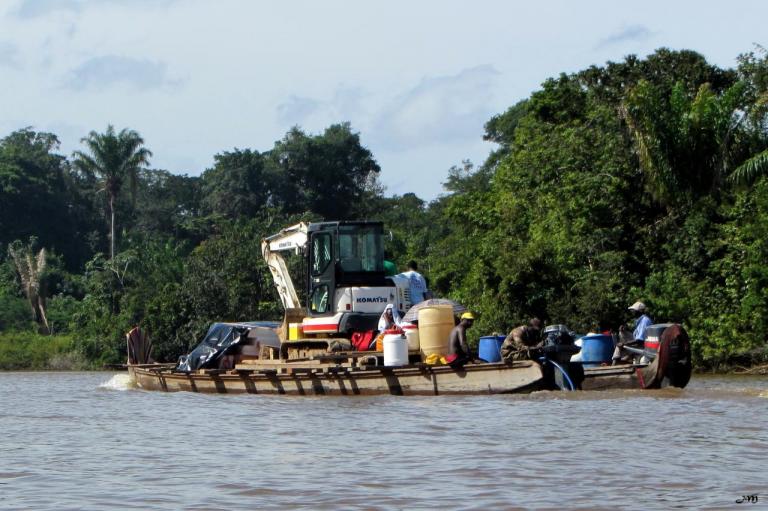 Mini-pelle sur double pirogue