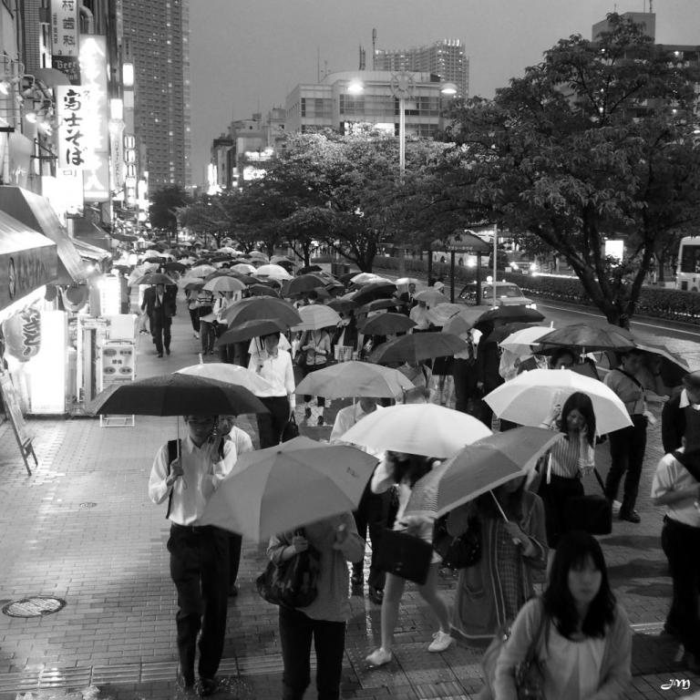 Sortie du métro sous la pluie