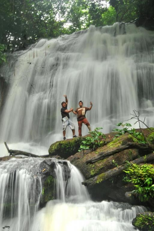 Les 2 frères Aloike devant les chutes